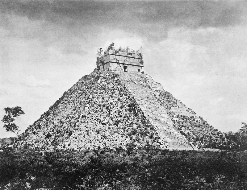 Illustration for article titled La extraña pirámide militar abandonada que recuerda a los Mayas
